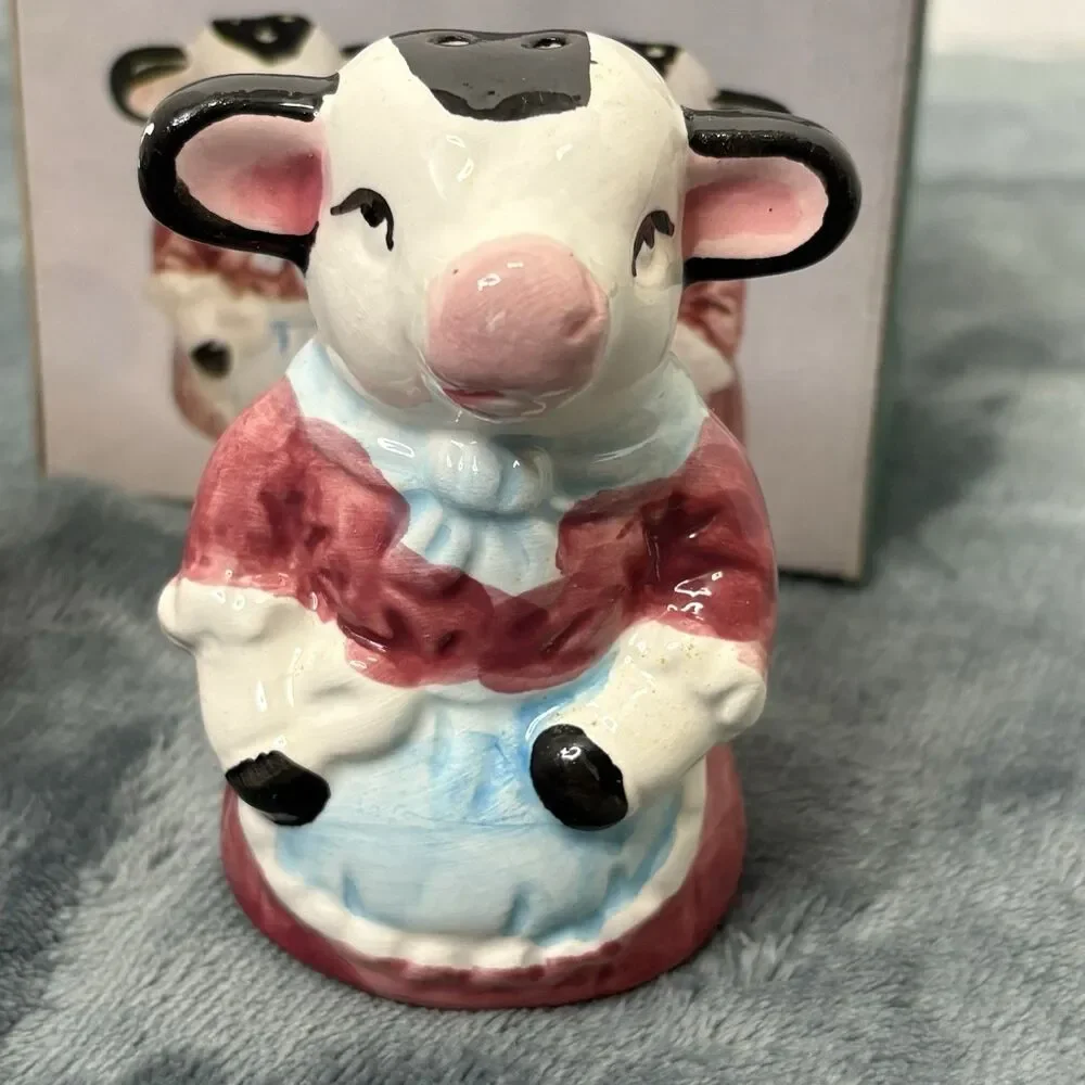 VINTAGE COW SALT and PEPPER SHAKER SET FARM HOUSE DECOR